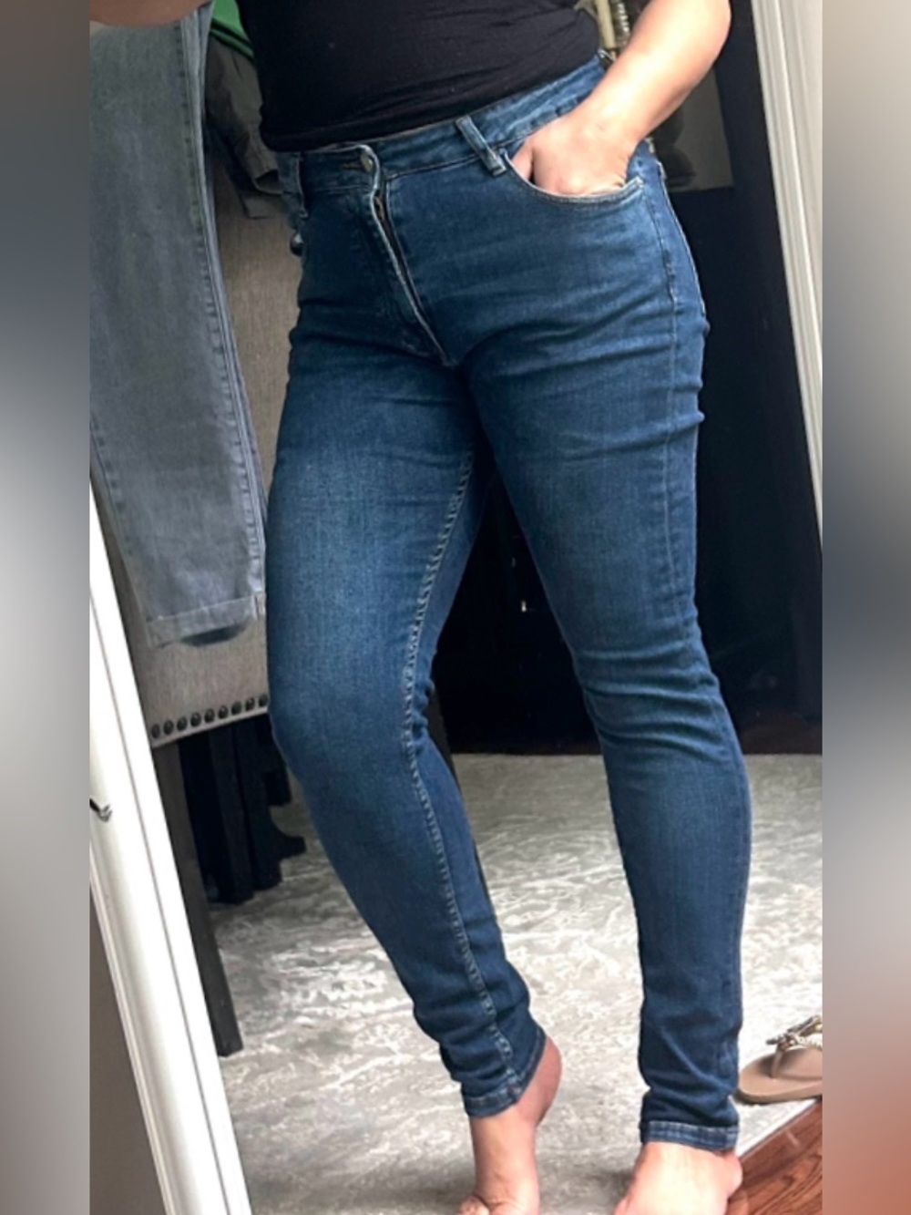 Zara women’s  Jeans in Dark Blue Wash
Size 34